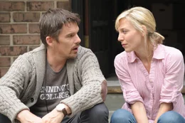 Nachdem der erfolglose Horrorautor Ellison (Ethan Hawke, l.) einen Umzug in ein neues Haus durchgesetzt hat, ist Tracy (Juliet Rylance, r.) skeptisch: Sie sorgt sich um die gemeinsamen Kinder ...