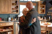 Bernadette Stabler (Ellen Burstyn) und Det. Elliot Stabler (Christopher Meloni) Bernadette Stabler (Ellen Burstyn) und Det. Elliot Stabler (Christopher Meloni)