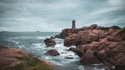 Leuchtturm Phare de Ploumanac’h (auch Mean Ruz genannt) an der Rosa Granitküste (Côte de Granit Rose) in der Bretagne (Frankreich). Leuchtturm Phare de Ploumanac’h (auch Mean Ruz genannt) an der Rosa Granitküste (Côte de Granit Rose) in der Bretagne (Frankreich).