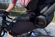 Einstein Moderator Tobias Müller testet ein Exoskelett auf dem Fahrrad. Einstein Moderator Tobias Müller testet ein Exoskelett auf dem Fahrrad.