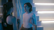 Leyla (Suri Abbassi, r.) muss Charlotte "Charlie" (Shaolyn Fernandez) schmerzlich die schlimme Nachricht überbringen. Leyla (Suri Abbassi, r.) muss Charlotte "Charlie" (Shaolyn Fernandez) schmerzlich die schlimme Nachricht überbringen.