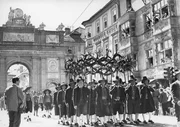 Landesfestumzug 1959: Die Dornenkrone als Symbol der Teilung Tirols.