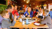 Famile Ruech (Karwendelhaus) mit Martin Mair (3.v.l.) und Harry Prünster. Famile Ruech (Karwendelhaus) mit Martin Mair (3.v.l.) und Harry Prünster.