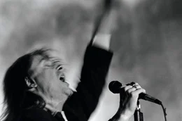 Rio Reiser wird 75! Bevor er K&ouml;nig von Deutschland wurde, war er K&ouml;nig von Kreuzberg - mit seiner Band Ton Steine Scherben. Rio und die Scherben schreiben den Soundtrack einer Bewegung, die in besetzten H&auml;usern das kollektive Zusammenleben ausprobiert. Ein Streifzug durch die Lieder von Rio Reiser und das Kreuzberg der 70er Jahre und von heute. - Rio Reiser auf der B&uuml;hne, 1988.