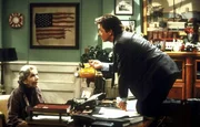 Mike (Michael J. Fox, r.) trifft sich mit Miss Spencer (Alice Drummond, l.), einer 107-jährigen Frau - der ersten Frau, die im Staat New York gewählt hat. Mike (Michael J. Fox, r.) trifft sich mit Miss Spencer (Alice Drummond, l.), einer 107-jährigen Frau - der ersten Frau, die im Staat New York gewählt hat.