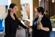 Vanessa (Julia Augustin, r.) wird von Jenny (Kaja Schmidt-Tychsen) daran erinnert, wie wichtig ihre Arbeit im Zentrum auch für ihre Familie ist. Wird sie ihre Entscheidung, aus dem Projekt auszusteigen, noch einmal überdenken? Vanessa (Julia Augustin, r.) wird von Jenny (Kaja Schmidt-Tychsen) daran erinnert, wie wichtig ihre Arbeit im Zentrum auch für ihre Familie ist. Wird sie ihre Entscheidung, aus dem Projekt auszusteigen, noch einmal überdenken?