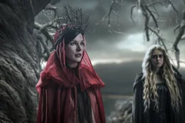 L-R: Nimue the Blood Queen (Milla Jovovich) und Ganeida (Penelope Mitchell)