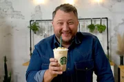 Wie viel Kaffee steckt im Frappuccino? Produktentwickler Sebastian Lege kennt die Tricks von Starbucks und deckt sie auf. Wie viel Kaffee steckt im Frappuccino? Produktentwickler Sebastian Lege kennt die Tricks von Starbucks und deckt sie auf.