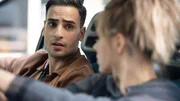 Nihat (Timur Ülker) und Liz (Sarah Mangione) haben einen ersten nahen Moment. Nihat (Timur Ülker) und Liz (Sarah Mangione) haben einen ersten nahen Moment.