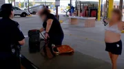Während einer Taschenkontrolle fällt eine Frau durch auffälliges, provokantes Verhalten auf und zieht damit die besondere Aufmerksamkeit der Grenzbeamten auf sich. Während einer Taschenkontrolle fällt eine Frau durch auffälliges, provokantes Verhalten auf und zieht damit die besondere Aufmerksamkeit der Grenzbeamten auf sich.