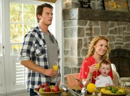 Eric Messer (Josh Duhamel, l.); Holly Berenson (Katherine Heigl, r.); Sophie (Alexis, Brynn und Brooke Clagett, vorne)