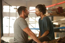 Seit Jahren hofft Bailey (Evangeline Lilly, r.), dass Charlie (Hugh Jackman, l.) sein Leben auf die Reihe kriegt. Stattdessen reitet sich der ehemalige erfolgreiche Boxer immer tiefer in &Auml;rger und Schulden hinein. Da muss er seinen zehnj&auml;hrigen Sohn &uuml;ber die Sommerferien h&uuml;ten ...
