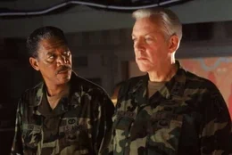 L-R: General Billy Ford (Morgan Freeman), General Donald McClintock (Donald Sutherland)