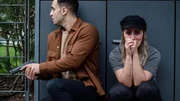 Während Nihat (Timur Ülker) ihr zur Seite steht, kann Liz (Sarah Mangione) nicht fassen, was sie getan hat. Während Nihat (Timur Ülker) ihr zur Seite steht, kann Liz (Sarah Mangione) nicht fassen, was sie getan hat.