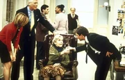 Connie (Nikki Britton, l.), Winston (Barry Bostwick, 2.v.l.) und Mike (Michael J. Fox, r.) begrüßen Miss Spencer (Alice Drummond, 2.v.r.), die erste Frau, die im Staat New York gewählt hat. Connie (Nikki Britton, l.), Winston (Barry Bostwick, 2.v.l.) und Mike (Michael J. Fox, r.) begrüßen Miss Spencer (Alice Drummond, 2.v.r.), die erste Frau, die im Staat New York gewählt hat.