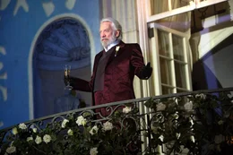 Als es immer h&auml;ufiger zu Unruhen in den Distrikten kommt, beschlie&szlig;t Pr&auml;sident Snow (Donald Sutherland) eine neue Regel f&uuml;r die bevorstehenden 75. Hungerspiele: Die diesj&auml;hrigen Tribute werden aus dem bestehenden Kreis der Sieger ausgew&auml;hlt - in der Hoffnung, damit vor allem Katniss ausschalten zu k&ouml;nnen ...