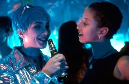 Endlich trifft Nabou (Kathi St&uuml;demann, rechts) ihre angebetete Katja (Aflia Szyskowitz).