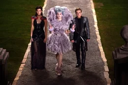 Immer wieder versucht Effie (Elizabeth Banks, M.), ihre "Z&ouml;glinge" Katniss (Jennifer Lawrence, l.) und Peeta (Josh Hutcherson, r.) auf die Staatsdoktrinen einzuschw&ouml;ren, doch das ist bei den beiden nicht so einfach ...