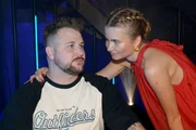 Jonas (Felix van Deventer) ist irritiert von der N&auml;he zwischen Johanna (Charlott Reschke) und Nihat.