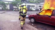 Ein Auto brennt. Die Suche nach Ursache und T&auml;ter gestaltet sich jedoch schwierig.