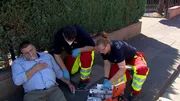 Die Retter finden einen schwer atmenden Mann auf der Stra&szlig;e.