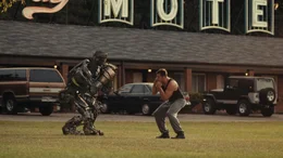 Beinahe zu sp&auml;t erkennt Charlie (Hugh Jackman), dass der alte Kampfroboter vom Schrottplatz, Atom, &uuml;ber einzigartige F&auml;higkeiten verf&uuml;gt, die ihn zum neuen Star der Roboter-Box-Szene werden lassen k&ouml;nnten ...