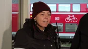Taddel arbeitet zufrieden beim Bahnsteigservice der Deutschen Bahn in Mannheim, hilft Passagieren und versteht sich gut mit ihren Kollegen. Taddel arbeitet zufrieden beim Bahnsteigservice der Deutschen Bahn in Mannheim, hilft Passagieren und versteht sich gut mit ihren Kollegen.