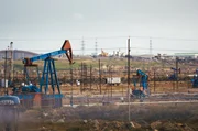 Ein Ölfeld in Baku: Die industrielle Ölförderung begann in Aserbaidschan bereits Mitte des 19. Jahrhunderts. Ein Ölfeld in Baku: Die industrielle Ölförderung begann in Aserbaidschan bereits Mitte des 19. Jahrhunderts.