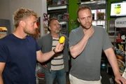 Paul (Niklas Osterloh, l.) und Michael "Michi" (Lars Pape, M.) k&uuml;mmern sich um den angeschlagenen Erik (Patrick Heinrich).