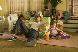 Eric Messer (Josh Duhamel, l.); Sophie (Alexis, Brynn und Brooke Clagett, r.)