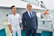 Reeder Hendrik Hansen (Peter Kremer, r.) weiht Kapitän Max Parger (Florian Sibereisen, l.) in seine Pläne ein. Reeder Hendrik Hansen (Peter Kremer, r.) weiht Kapitän Max Parger (Florian Sibereisen, l.) in seine Pläne ein.