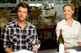 L-R: Eric Messer (Josh Duhamel), Holly Berenson (Katherine Heigl)