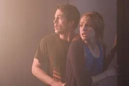 Verzweifelt versucht Nick (Bobby Campo, l.), seine Freundin (Shantel VanSanten, r.) aus dem brennenden Kino zu retten. Das ist gar nicht so einfach, denn Nick hat einen starken Gegner: den Tod ...