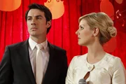 Mark (Arne Stephan, l.) und Alexandra (Ivonne Schönherr, r.) haben sich wieder versöhnt und die Hochzeit wird stattfinden. Tapfer bittet Manu darum, auf dem Polterabend Dienst zu tun, um für immer von Mark kuriert zu werden. Doch der Abend endet anders als erwartet ... Mark (Arne Stephan, l.) und Alexandra (Ivonne Schönherr, r.) haben sich wieder versöhnt und die Hochzeit wird stattfinden. Tapfer bittet Manu darum, auf dem Polterabend Dienst zu tun, um für immer von Mark kuriert zu werden. Doch der Abend endet anders als erwartet ...