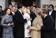 Alexandra und Mark zeigen ihr Glück und geben sich das Ja-Wort: (v.l.n.r.) Ingrid Sachs (Olivia Silhavy), Carlo Pisani (Mathias Kahler-Polagnoli), Mark Braun (Arne Stephan), Alexandra Aden (Ivonne Schönherr), Gina Pollodoro (Elisabeth Sutterlüty), Oliver Gradman (Prodromos Antoniadis), Elisabeth Aden (Birte Berg) und Julius Aden (Günter Barton) ... Alexandra und Mark zeigen ihr Glück und geben sich das Ja-Wort: (v.l.n.r.) Ingrid Sachs (Olivia Silhavy), Carlo Pisani (Mathias Kahler-Polagnoli), Mark Braun (Arne Stephan), Alexandra Aden (Ivonne Schönherr), Gina Pollodoro (Elisabeth Sutterlüty), Oliver Gradman (Prodromos Antoniadis), Elisabeth Aden (Birte Berg) und Julius Aden (Günter Barton) ...