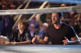 Zun&auml;chst scheint es f&uuml;r ihren Kampfroboter ein leichter Sieg zu werden, doch dann schl&auml;gt der Gegner gnadenlos zur&uuml;ck. Und ungl&uuml;cklicherweise haben Charlie (Hugh Jackman, r.) und Sohnemann Max (Dakota Goyo, l.) die Gebrauchsanleitung des neuen Roboters nicht sehr gr&uuml;ndlich studiert ...