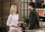 Ihr drittes Date steht bevor: Caroline (Beth Behrs, l.) und Bobby (Christopher Gorham, r.) ...