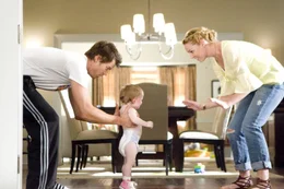 L-R: Eric Messer (Josh Duhamel); Sophie (Alexis, Brynn und Brooke Clagett); Holly Berenson (Katherine Heigl)