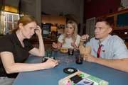 Toni (Olivia Marei, l.) will die Vergangenheit einfach nur hinter sich lassen. Rechts Alicia (Josefin Bressel) und Moritz (Lennart Borchert) Toni (Olivia Marei, l.) will die Vergangenheit einfach nur hinter sich lassen. Rechts Alicia (Josefin Bressel) und Moritz (Lennart Borchert)