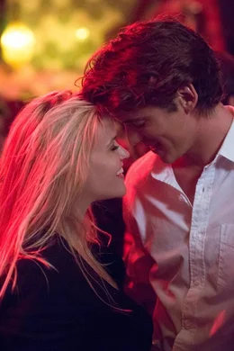 L-R: Alice (Reese Witherspoon) und Harry (Pico Alexander)