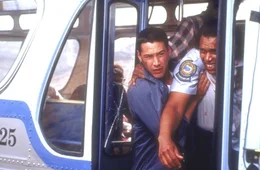Der Polizist Jack Traven (Keanu Reeves, l.) versucht, den schwer verwundeten Busfahrer aus dem fahrenden Bus zu bergen ...