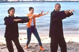 Von links: Kim (Cantal de Freitas), Nabou (Kathi St&uuml;demann) und Kofi (Pierre Sanoussi-Bliss) beim T&aacute;i Chi.