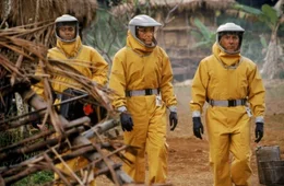 L-R: Walter Salt (Cuba Gooding, Jr.), Major Casey Schuler (Kevin Spacey) und Dr. Sam Daniels (Dustin Hoffman) sehen mit Schrecken, was der Motaba-Virus in einem afrikanischen Dorf angerichtet hat.