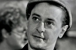 Rio Reiser wird 75! Bevor er K&ouml;nig von Deutschland wurde, war er K&ouml;nig von Kreuzberg - mit seiner Band Ton Steine Scherben. Rio und die Scherben schreiben den Soundtrack einer Bewegung, die in besetzten H&auml;usern das kollektive Zusammenleben ausprobiert. Ein Streifzug durch die Lieder von Rio Reiser und das Kreuzberg der 70er Jahre und von heute. - Rio Reiser im Jahre 1988.