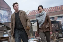 Gale Hawthorne (Liam Hemsworth) und Katniss Everdeen (Jennifer Lawrence)