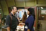 Kyle Schmid als Special Agent Mike Franks und Tyla Abercrumbie als Officer Mary Jo Sullivan