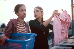 Gespr&auml;ch &uuml;ber die Liebe zwischen Nabou (Kathi St&uuml;demann) und Guiseppa (Isabella Parkinson, rechts).