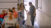 In einer überfüllten Grenzstation warten Familien auf ihre Anhörung – für viele, wie diese aus Honduras geflüchtete Familie, ist es die Hoffnung auf Schutz vor Gewalt und Verfolgung. In einer überfüllten Grenzstation warten Familien auf ihre Anhörung – für viele, wie diese aus Honduras geflüchtete Familie, ist es die Hoffnung auf Schutz vor Gewalt und Verfolgung.