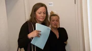 Gerichtsvollzieherin Sonja Laschet (li.) soll eine verwahrloste Wohnung räumen, da die Mieterin seit Monaten keine Miete zahlt. Die Mieterin ist überfordert und die Situation droht zu eskalieren. Gerichtsvollzieherin Sonja Laschet (li.) soll eine verwahrloste Wohnung räumen, da die Mieterin seit Monaten keine Miete zahlt. Die Mieterin ist überfordert und die Situation droht zu eskalieren.