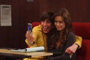 Raj gönnt sich ein Bier, fasst sich ein Herz und spricht Summer (Summer Glau, r.) an, die auch nicht abgeneigt ist, sich mit ihm zu unterhalten. Schließlich stellt Howard (Simon Helberg, l.) jedoch fest, dass Raj ein alkoholfreies Bier getrunken hat ... Raj gönnt sich ein Bier, fasst sich ein Herz und spricht Summer (Summer Glau, r.) an, die auch nicht abgeneigt ist, sich mit ihm zu unterhalten. Schließlich stellt Howard (Simon Helberg, l.) jedoch fest, dass Raj ein alkoholfreies Bier getrunken hat ...
